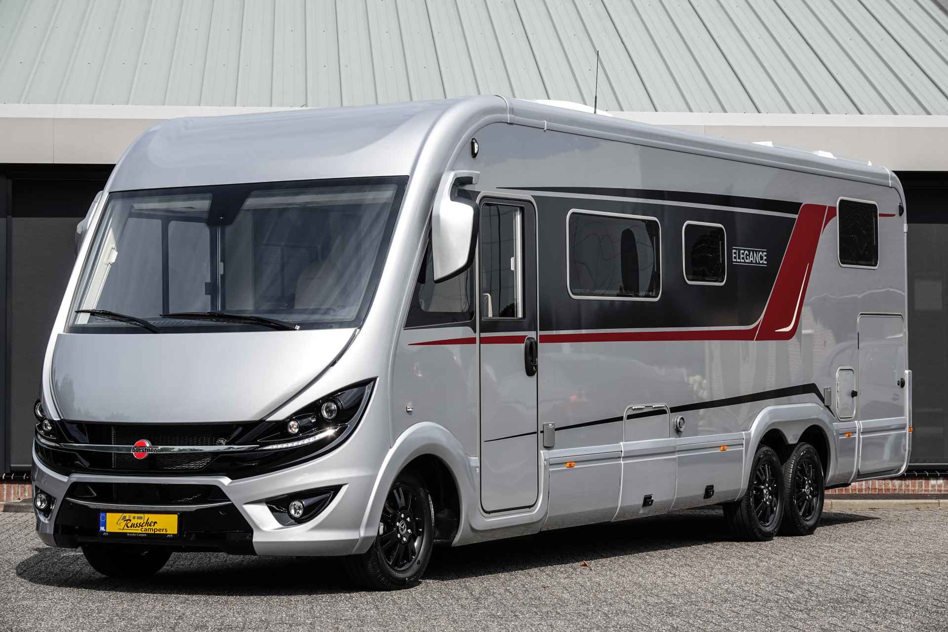 Model van een automerk in de hero van de website